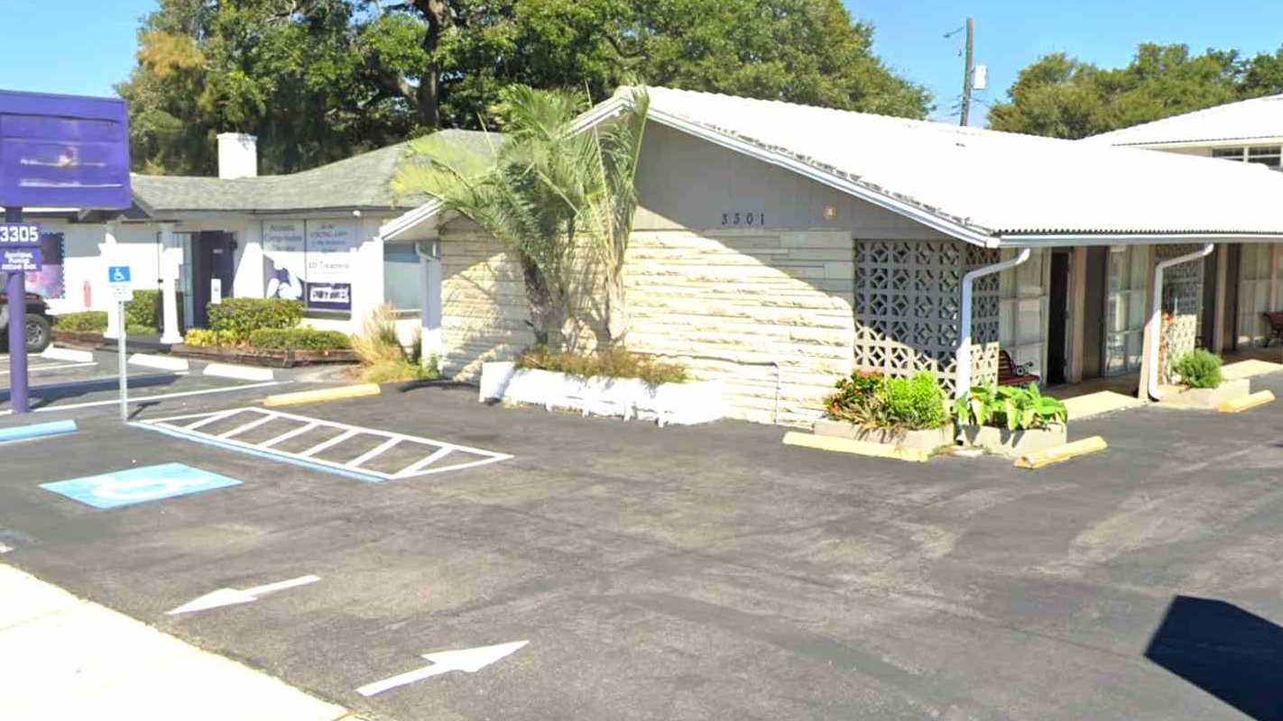 Harbor Lite Motel - 3301 W Kennedy Blvd Parking
