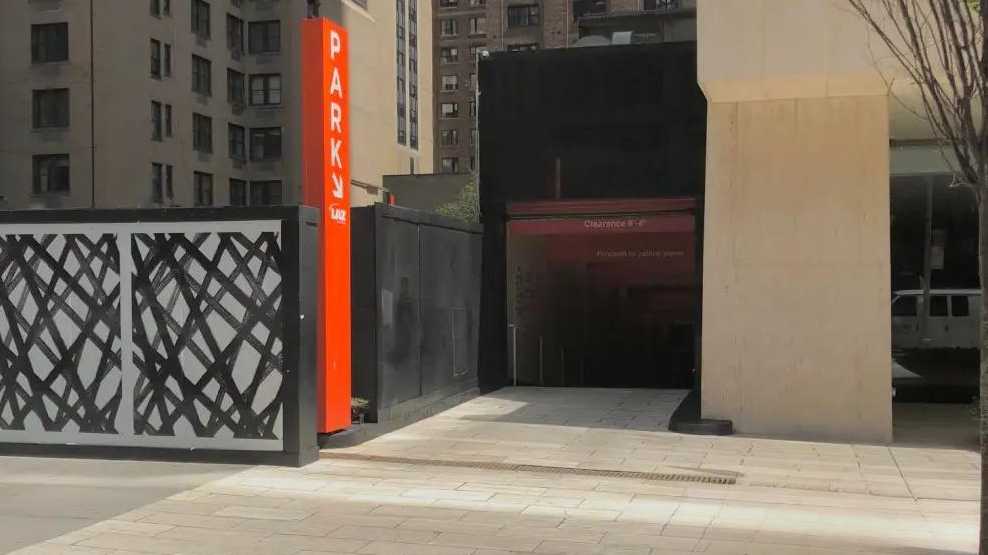 9 W 57th St Parking