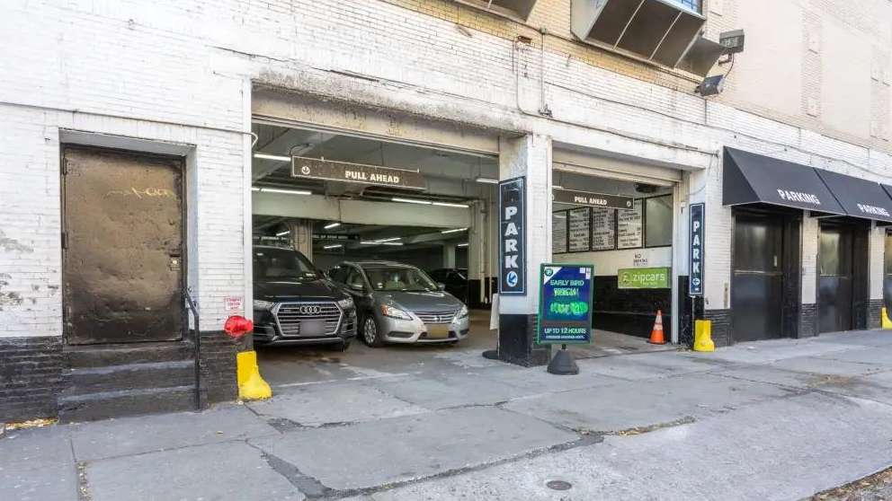 Centerpark Broadway Garage - 4172 Broadway