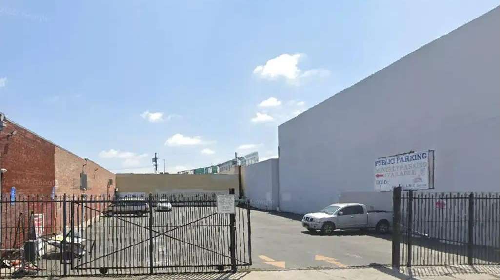 416 E 15th St (424 E 15th St.) Parking