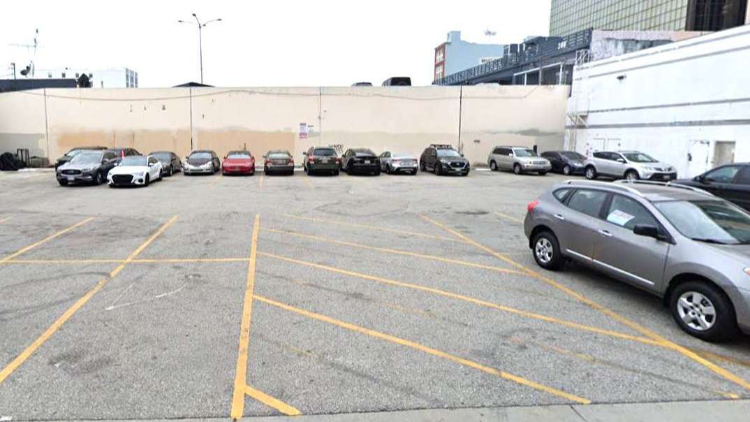 922 S Los Angeles St Parking