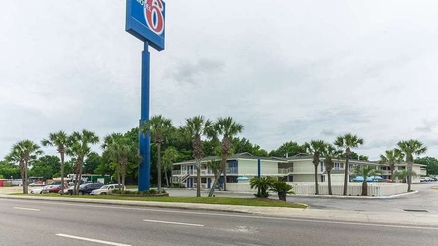 Motel 6 Pensacola PNS Airport Parking