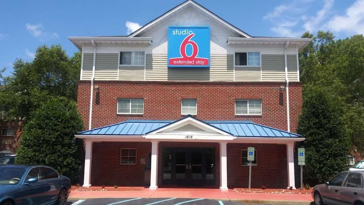 Studio 6 Hampton PHF Airport Parking