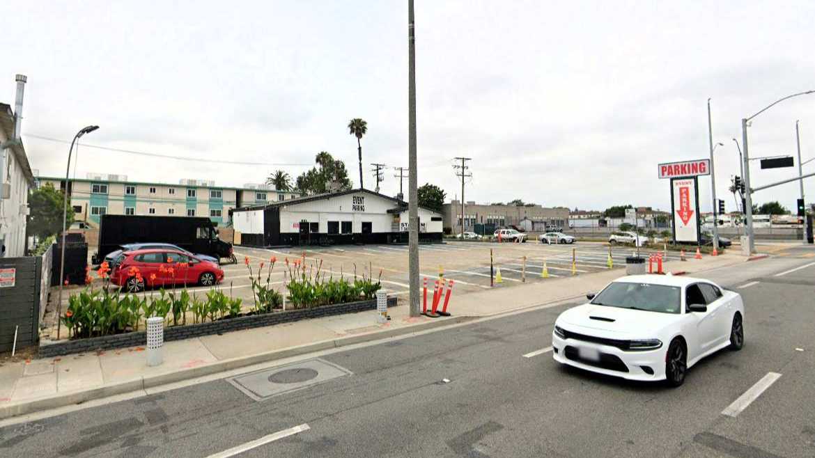 601 S Prairie Ave Parking