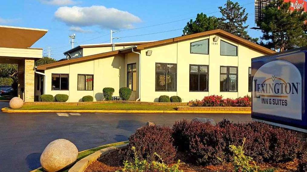 1585 Dundee Ave - Lexington Inn & Suites Parking