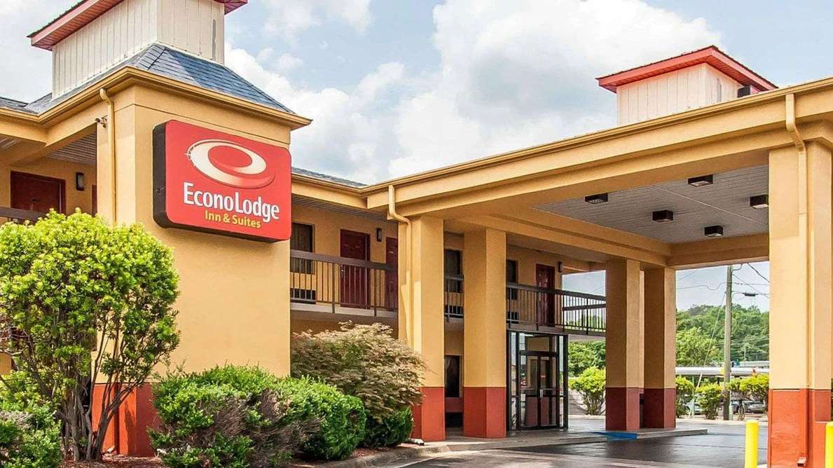 Econo Lodge Inn & Suites - 4501 McFarland Blvd E parking