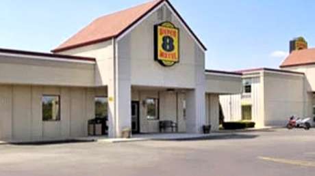 Super 8 by Wyndham Indianapolis South parking