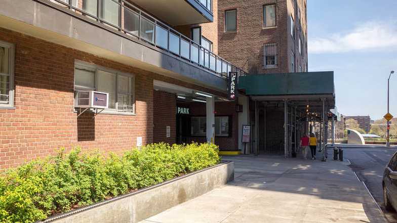 611 E 83rd St parking