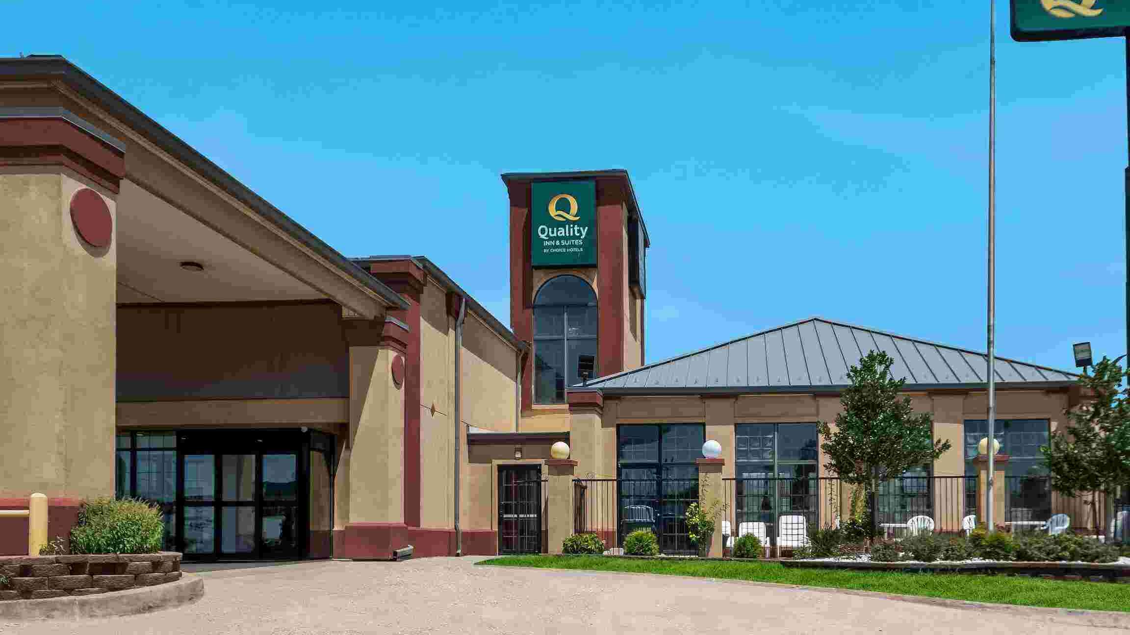 Quality Inn & Suites_4625 NE 120th St Parking