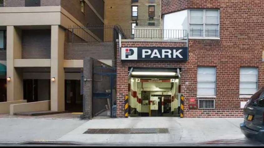 40 E 89th St parking