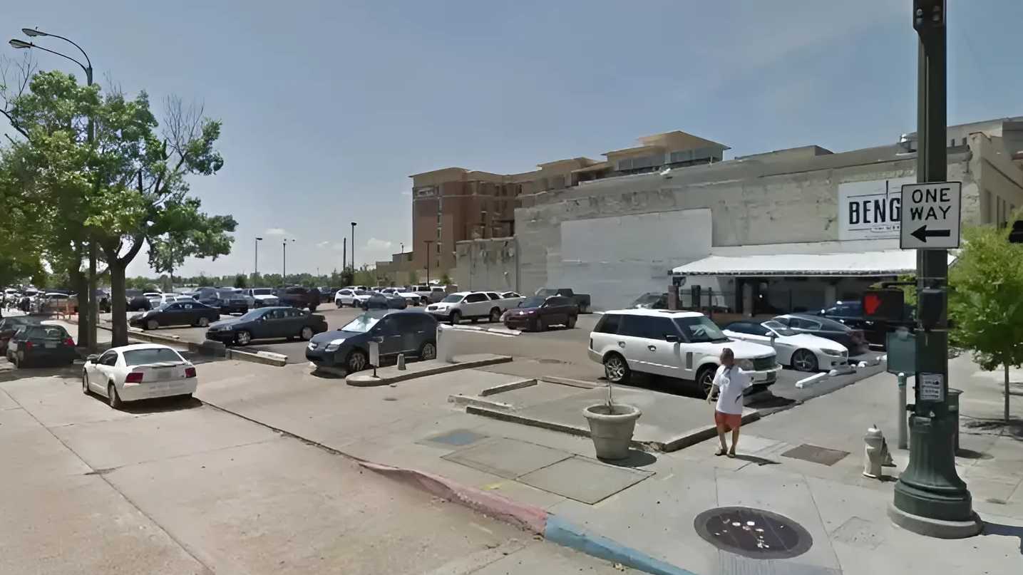 255 LAUREL ST Parking