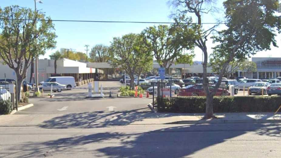 18300 Roscoe Blvd Parking
