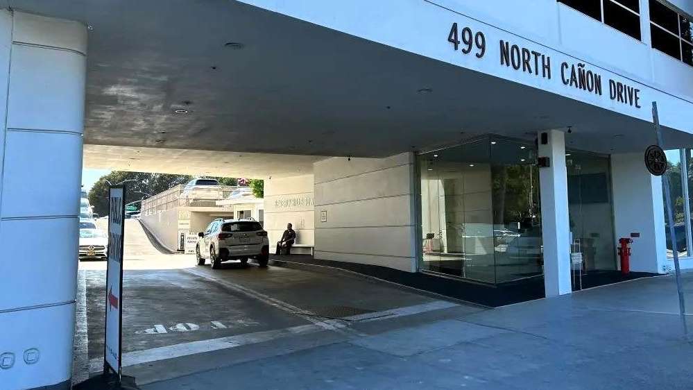 499 N Canon Dr Parking