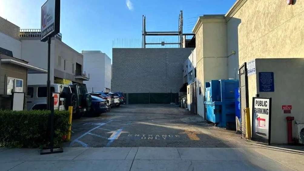 301 N Beverly Dr Parking