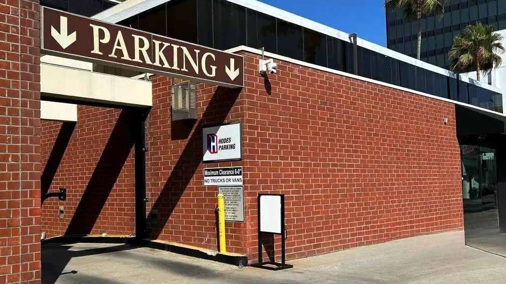 410 N Bedford Dr Parking