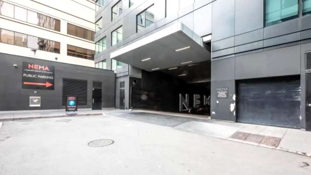 998 Jessie St Parking
