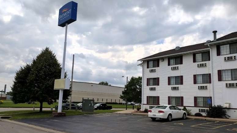 Baymont by Wyndham Cedar Rapids_720 33rd Ave SW Parking