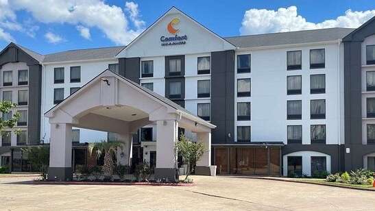 Comfort Inn & Suites_12323 Katy Freeway Parking