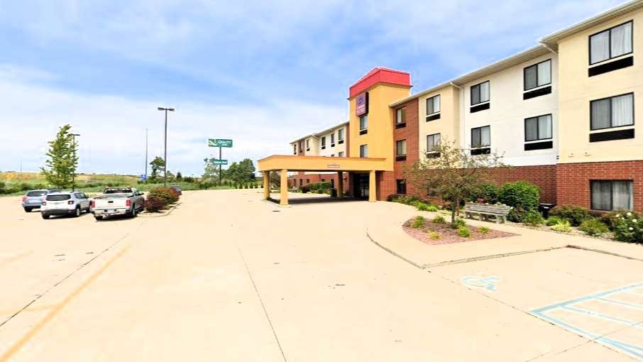 Comfort Suites Merrillville near US 30_1344 East 83rd Ave Parking