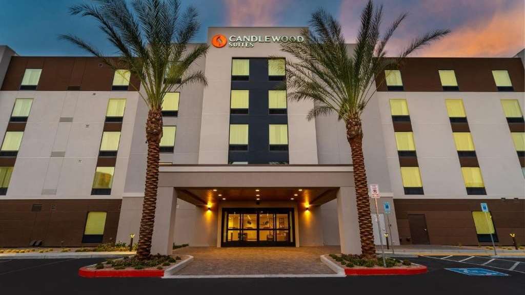 185 E Tropicana Ave (Candlewood Suites) Parking