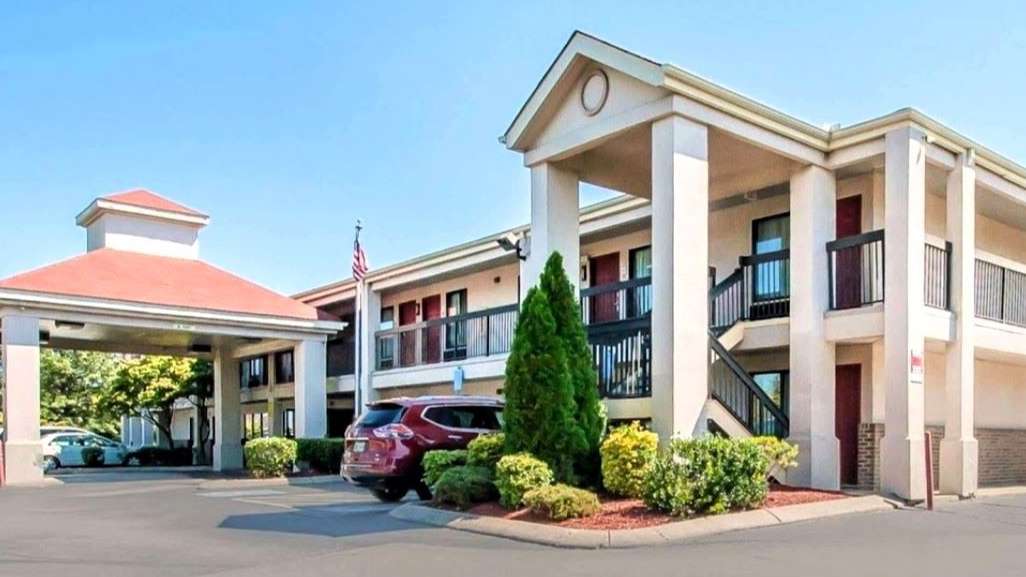 Econo Lodge Inn & Suites_110 N Thompson Ln Parking