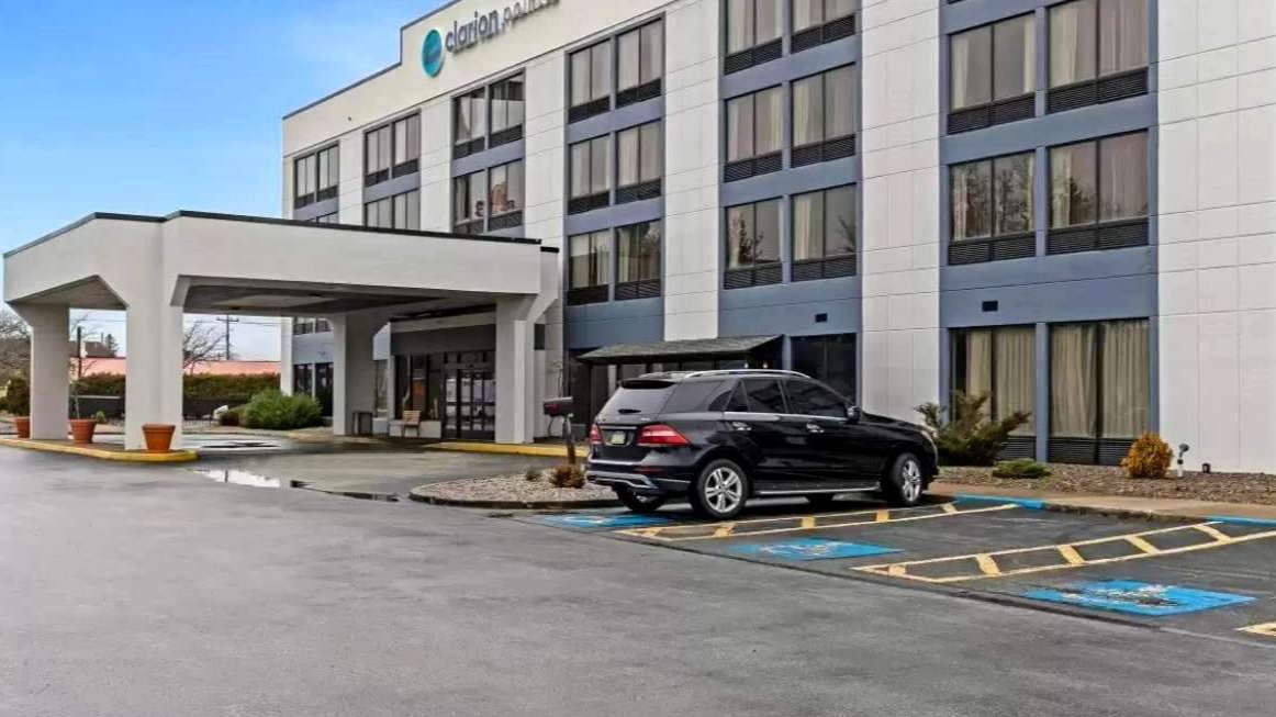 Clarion Pointe Near Erie Casino_7415 Schultz Rd Parking