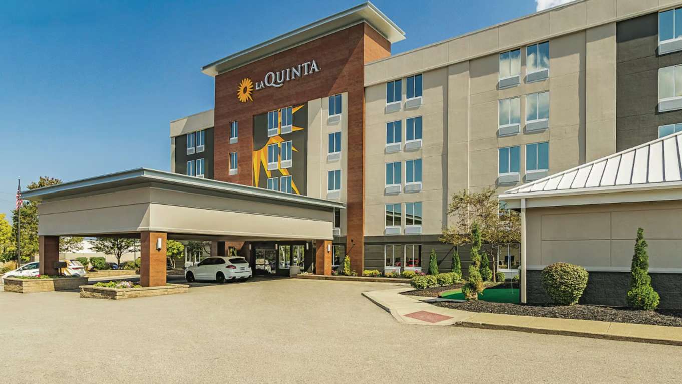  La Quinta Inn & Suites CLE Airport Parking