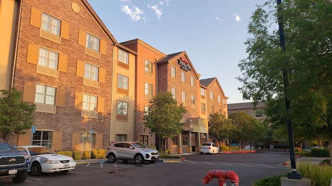 10569 Fairway Dr (Towneplace Suites) Parking