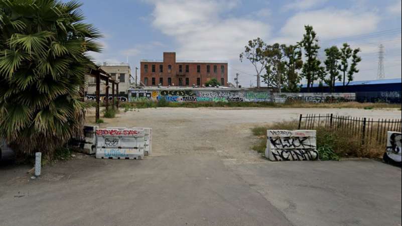2143 Violet St Parking