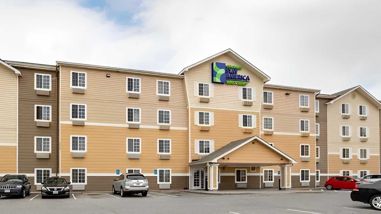 Extended Stay at 7525 W Taft St Parking