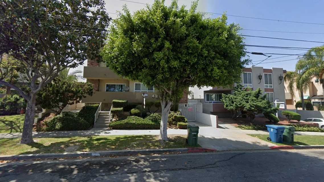 425/427 E Tamarack Ave parking         