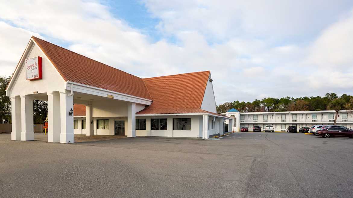 Developer Inn & Suites JAX Airport Parking