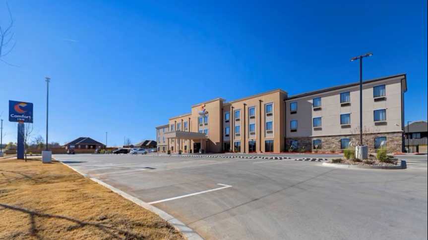 Comfort Inn & Suites Harrah Parking