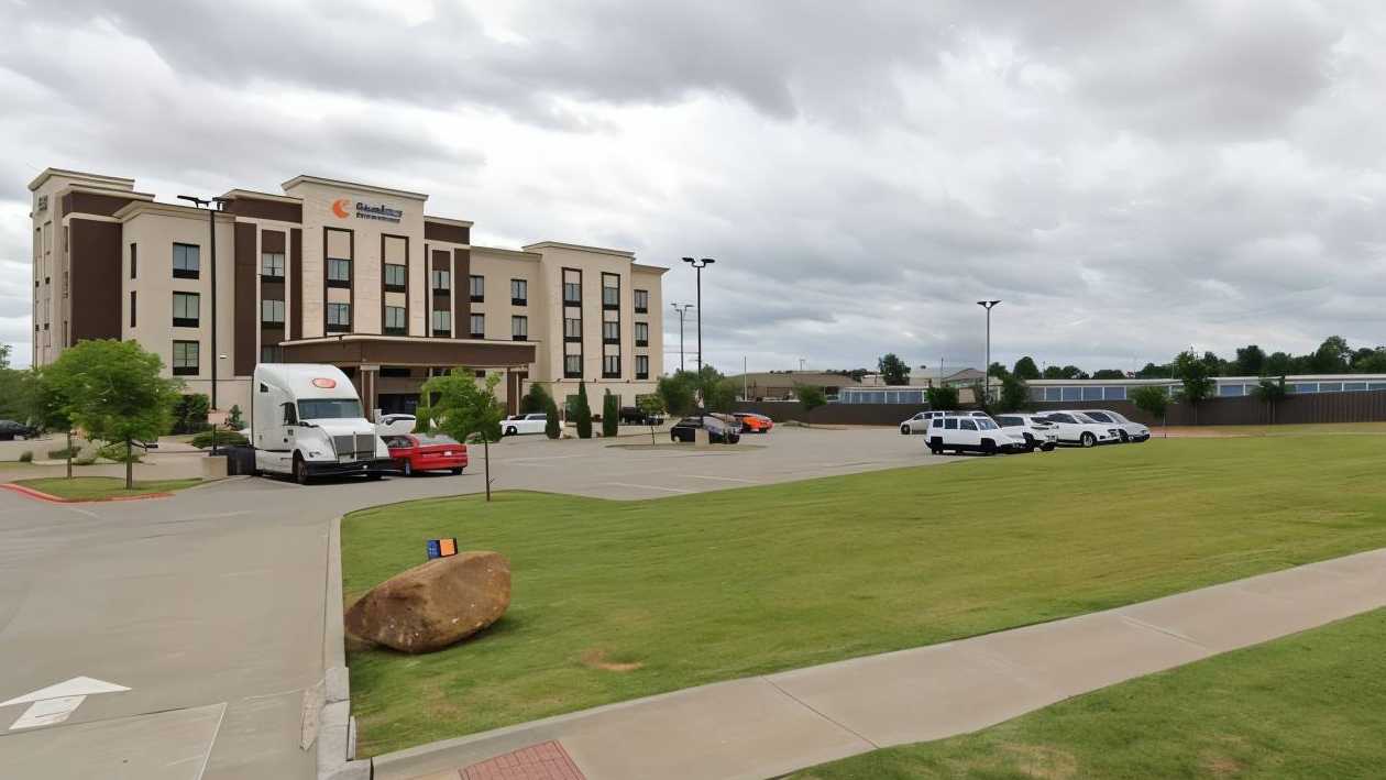 Comfort Inn & Suites Parking