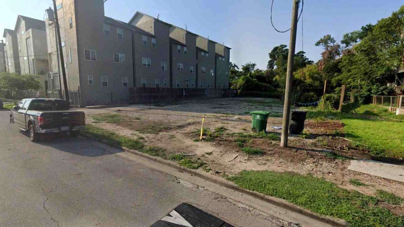 1018 W 18th St Parking
