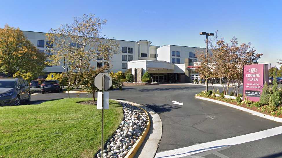 Crowne Plaza Dulles 2200 Parking