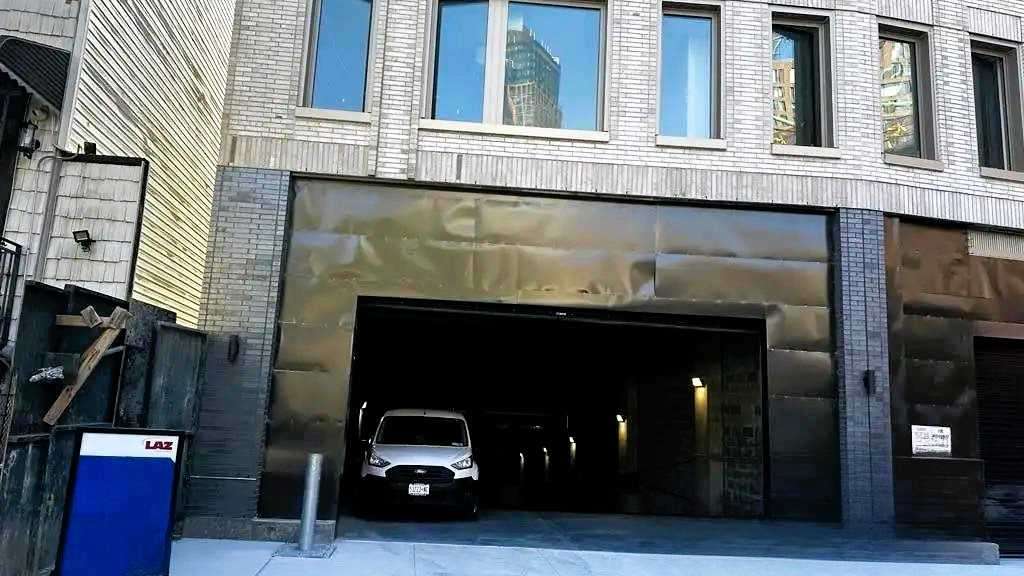 Greenpoint Central Garage - 32 Clay St Parking