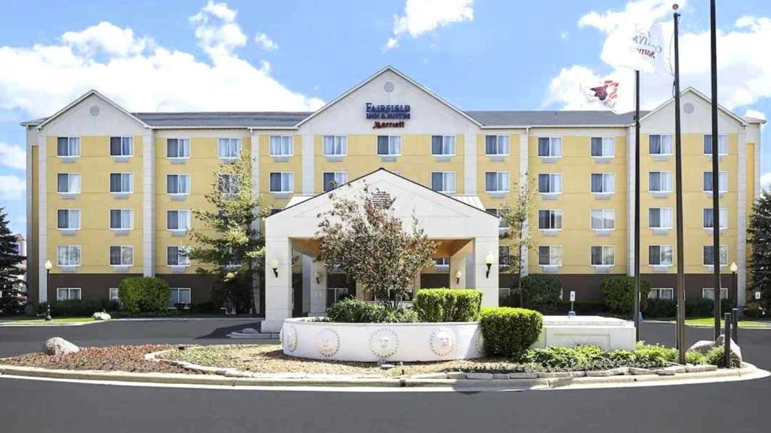Fairfield Inn & Suites by Marriot_ 6630 S Cicero Ave Parking
