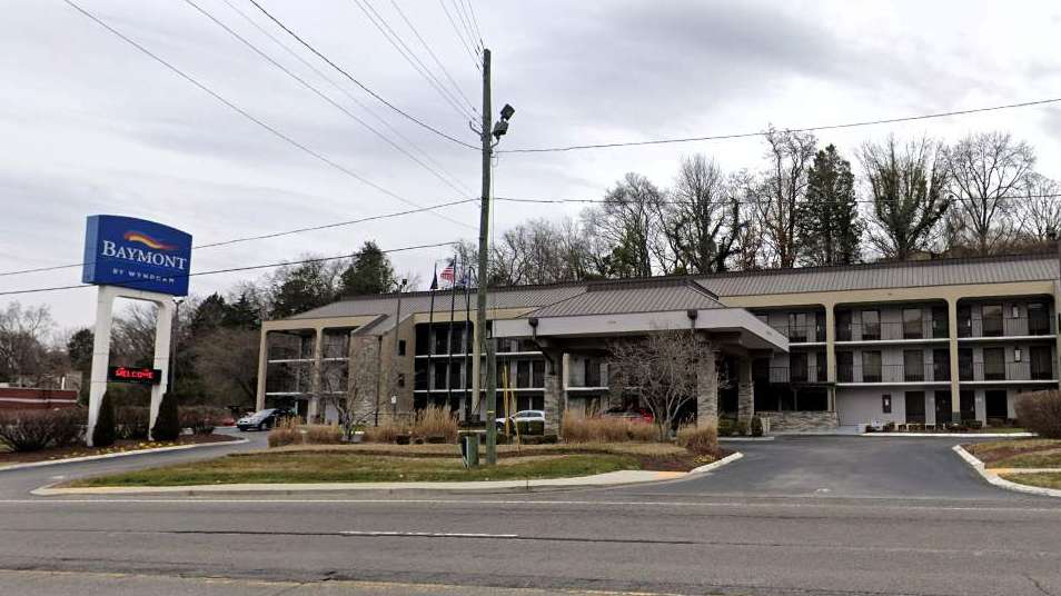 Baymont by Wyndham - 2350 Elm Hill Pike Parking
