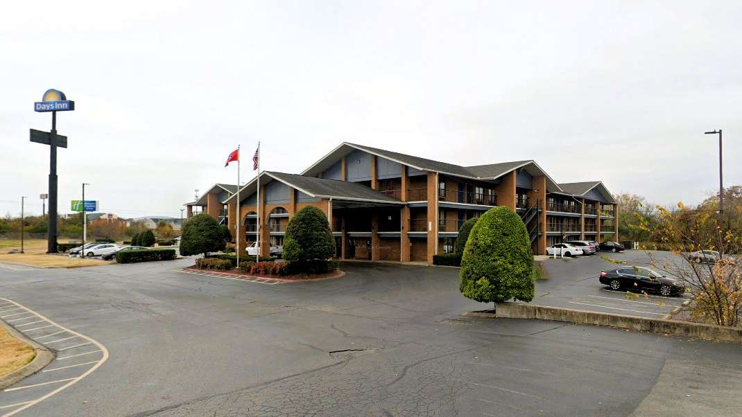Days Inn - 822 S Cumberland St. Parking