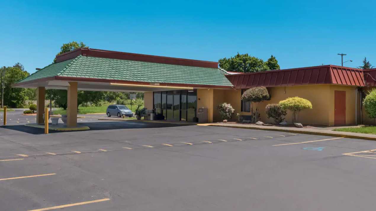 Econo Lodge 2000 Brentwood St Parking