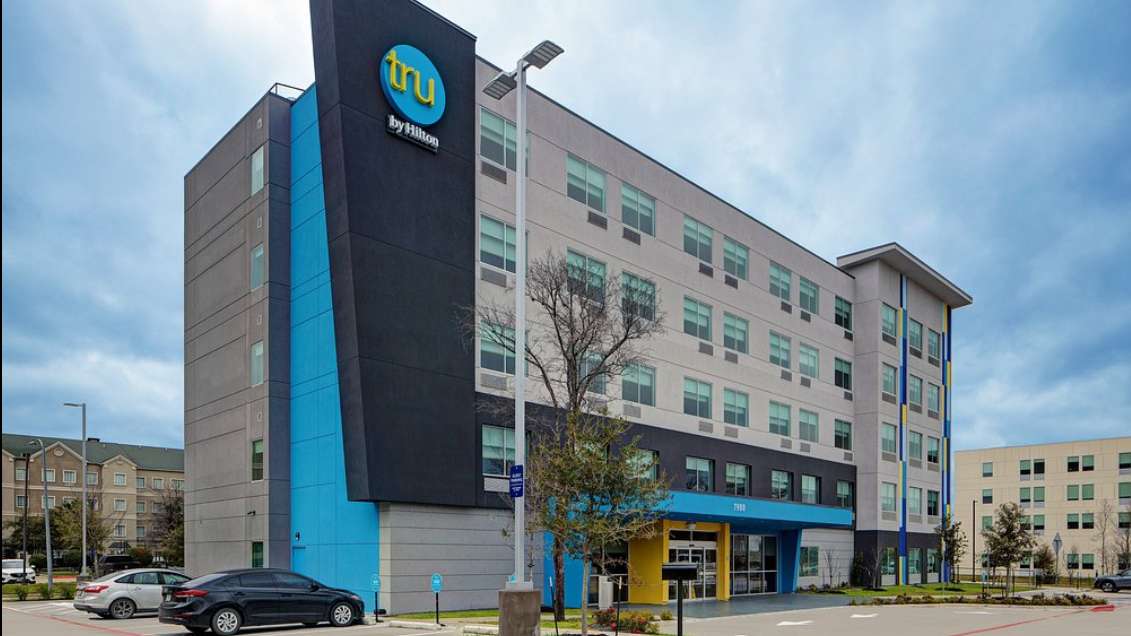 Tru by Hilton AUS Airport Parking