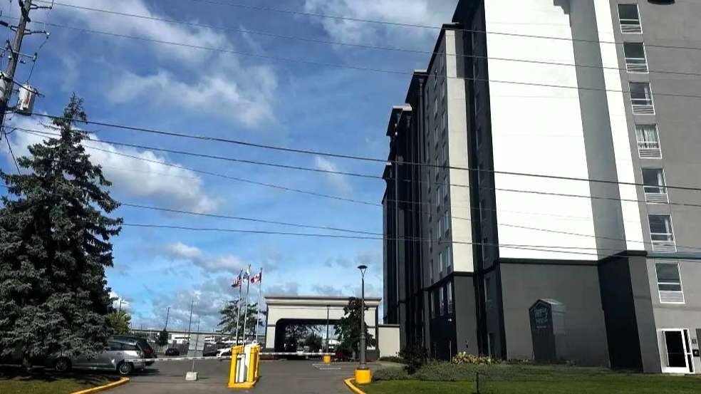 Hampton Inn & Suites Toronto Airport _ 3279 Caroga Dr Parking