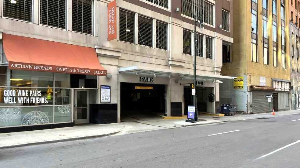 (M) 1001 WOODWARD GARAGE