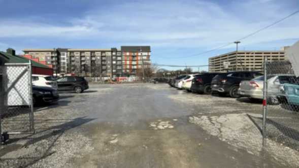 (M) 818 W MILWAUKEE LOT