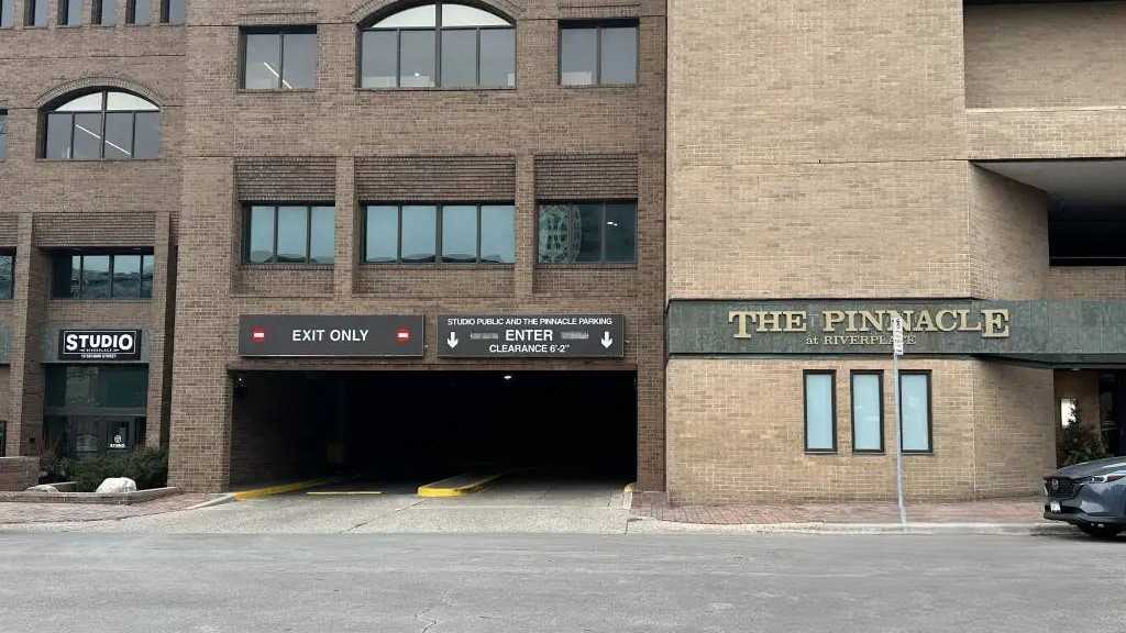 (M) RIVERPLACE NE GARAGE