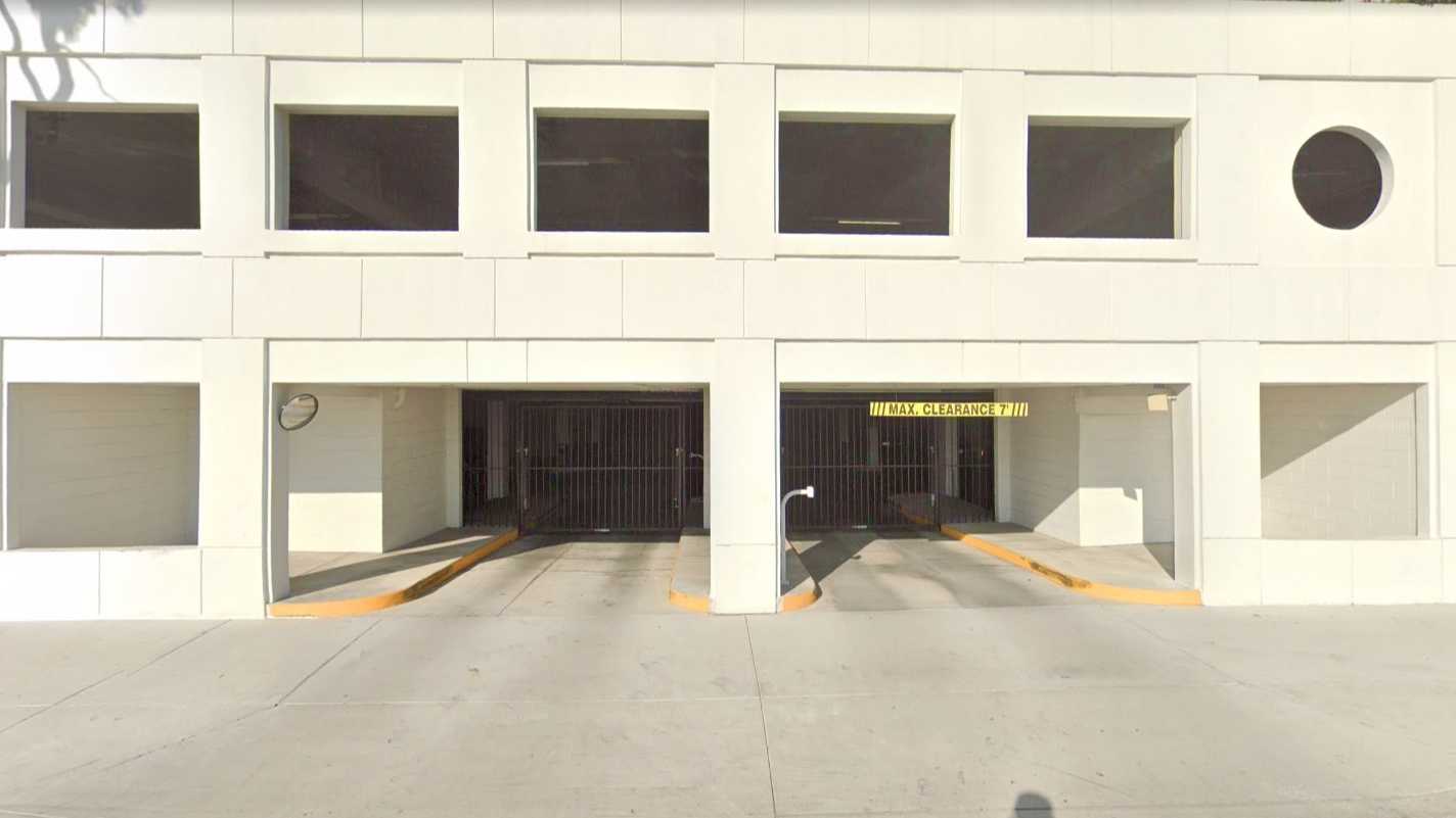 (M) 555 OCEAN BLVD LGB Airport Parking