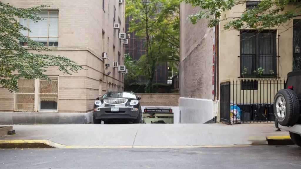 538 E 85th St. (110 East End Ave.) - Valet Garage