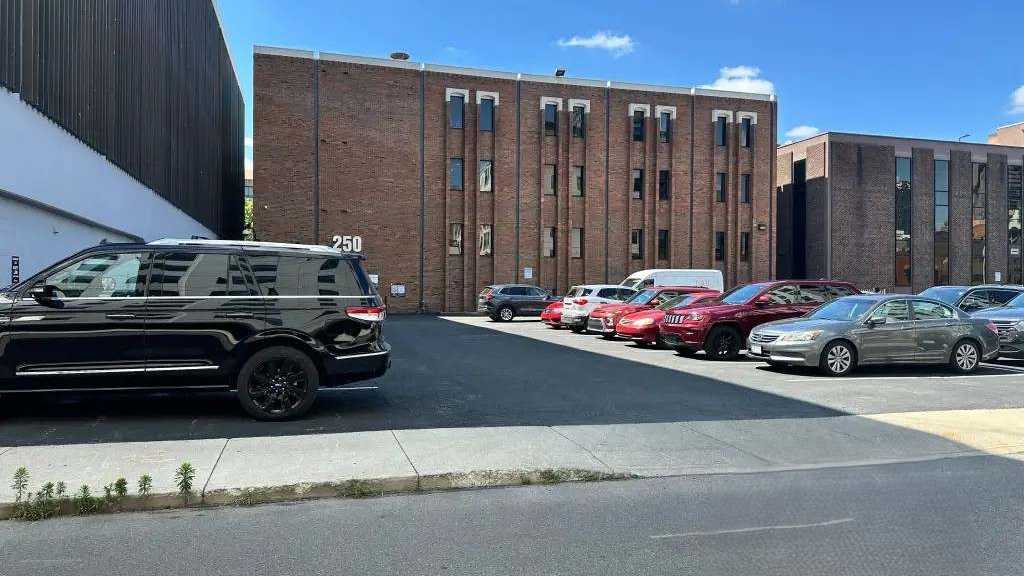 (M) 250 E TOWN ST