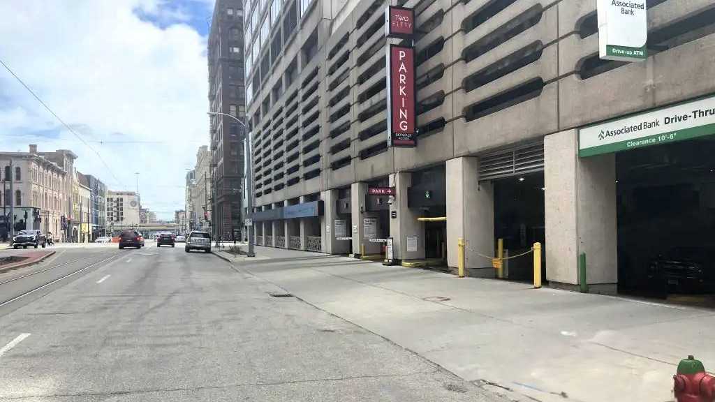 (M) 719 N Broadway - Garage